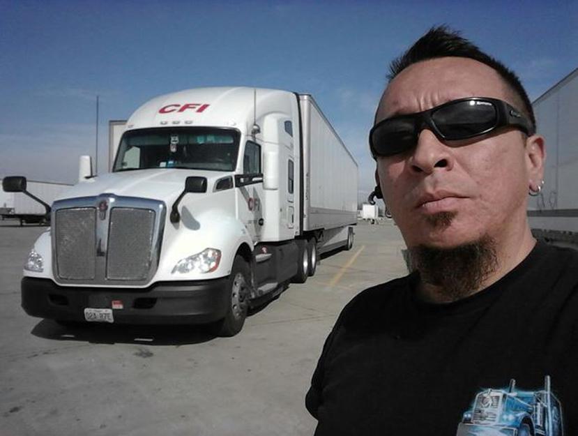 Ante la crisis económica, Ricardo Benítez, expolicía municipal migra a Estados Unidos y hace dos años vive en el camión con el cual trabaja. (Suministrada)