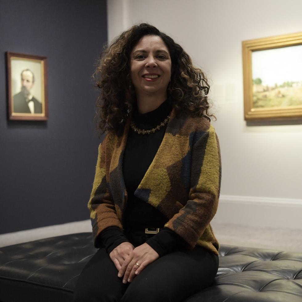 Desde niña, Taína Caragol ha estado vinculada al arte. Aquí, la puertorriqueña posa en un salón de la Galería Nacional de Retratos en la capital federal.