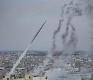 Misiles son lanzados por militares palestinos rumbo a Israel. (AP Photo/Hatem Moussa)