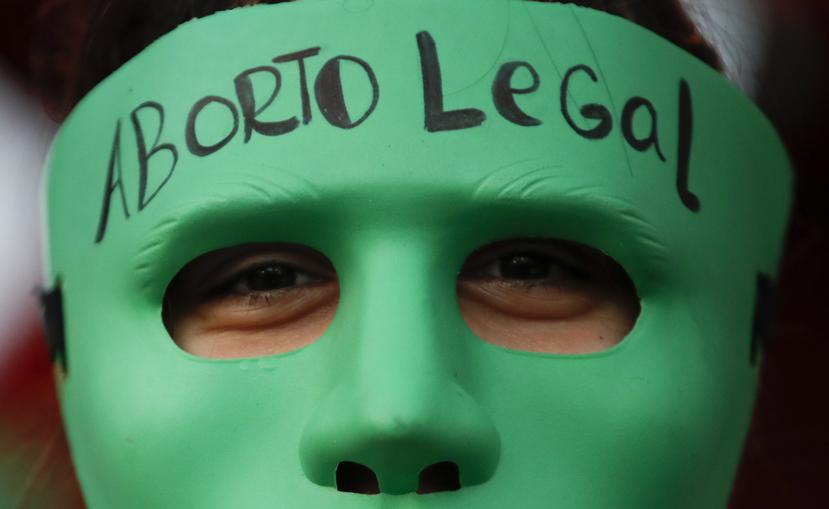 Una activista proaborto, con una máscara con la frase "Aborto legal" participa en una protesta.