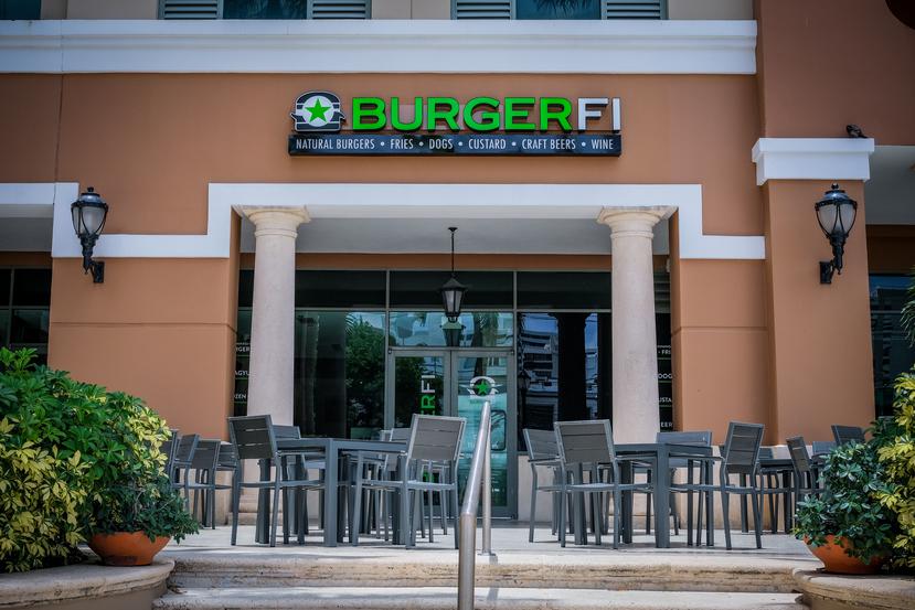Así luce el nuevo restaurante BurgerFi en Gallery Plaza en la Calle Loíza, en Santurce.