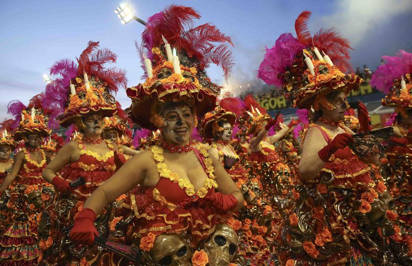 Bailarinas de la escuela de samba Vila María desfilan durante el Carnaval en Sao Paulo, Brasil. (AP / Andre Penner)
