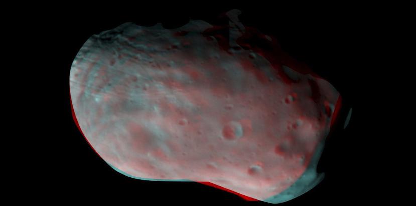 La composición de colores entre rojos y azules muestran las diferencias de minerales presentes en Phobos, una de las dos lunas de Marte.  NASA/JPL-Caltech/ESA