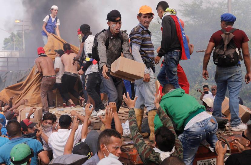 El afán por obtener alimentos generó choques en la zona fronteriza venezolana a fines de febrero. Después de un apagón general, esta semana el líder opositor Juan Guaidó (abajo) instó a persistir en las protestas contra las acciones de Nicolás Maduro.