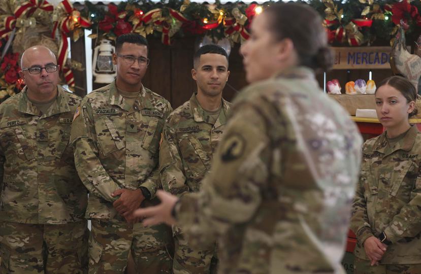 En la foto, la general Dustin Shultz, oficial de mayor rango a nivel del Caribe, conversa con los militares antes que partan.