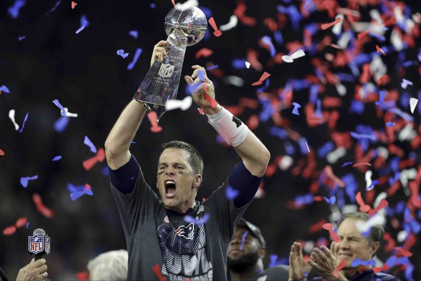 En foto de archivo de 5 de febrero del 2017 el quarterback de los Patriots de Nueva Inglaterra, Tom Brady levanta el trofeo Vince Lombardi tras vencer a los Falcons de Atlanta. (AP)