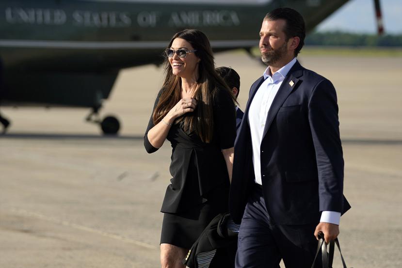 Donald Trump Jr. camina junto a su novia Kimberly Guilfoyle. (AP)