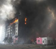 Un edificio arde en llamas después de un bombardeo ruso en Kiev, Ucrania, el jueves 3 de marzo de 2022. (AP Foto/Efrem Lukatsky)