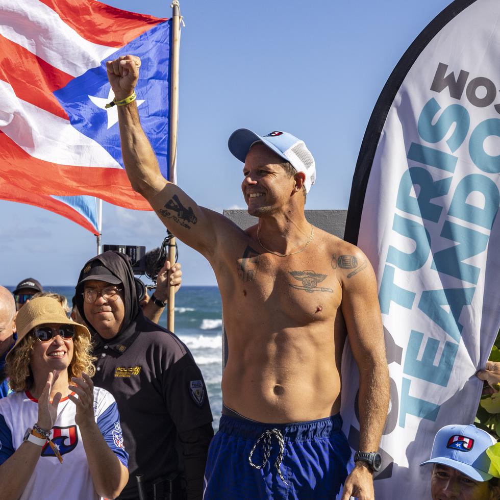ARECIBO, PUERTO RICO - MARZO 2: Octavo día de competencia de los ISA World Surfing Games 2024 en la playa La Marginal de Arecibo. En esta foto: Brian Toth es recibido por el publico.  Foto: Alejandro Granadillo alejandrogranadillo@gmail.com