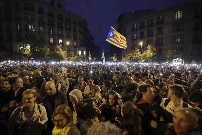 Los disturbios en Cataluña comenzaron después de que el Tribunal Supremo español condenó a penas de entre 9 y 13 años de prisión a nueve dirigentes políticos y cívicos catalanes. (AP/Ben Curtis)