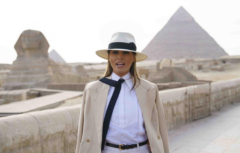 Durante su estancia en Egipto, Melania visitó entre las famosas pirámides de Guiza y posó frente a la Gran Esfinge. (AP)