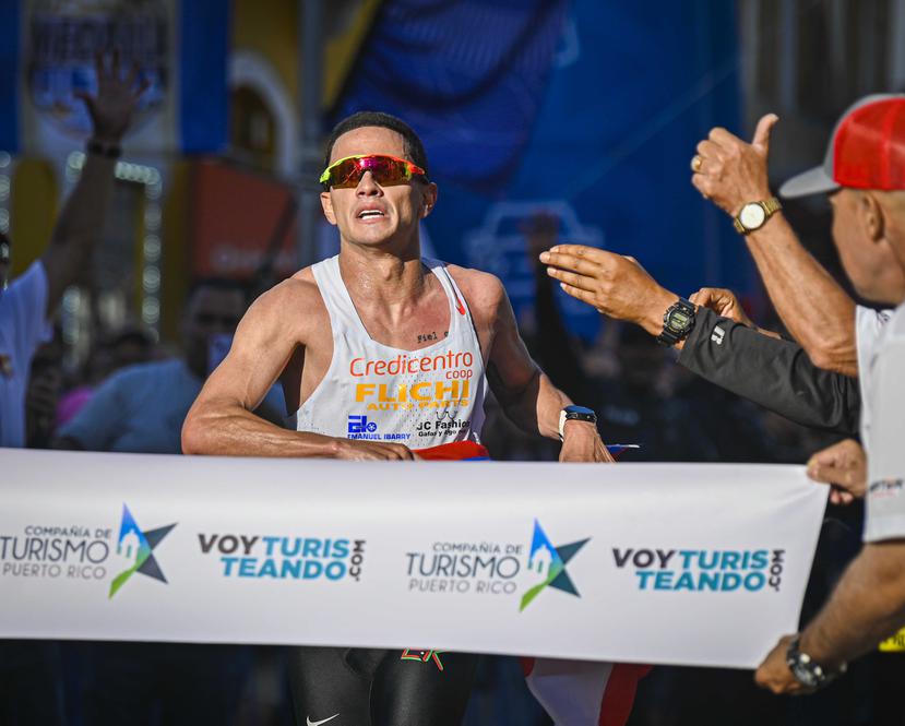 El orocoveño Alexander Torres cruza la meta como el ganador del San Blas el pasado 5 de marzo.
