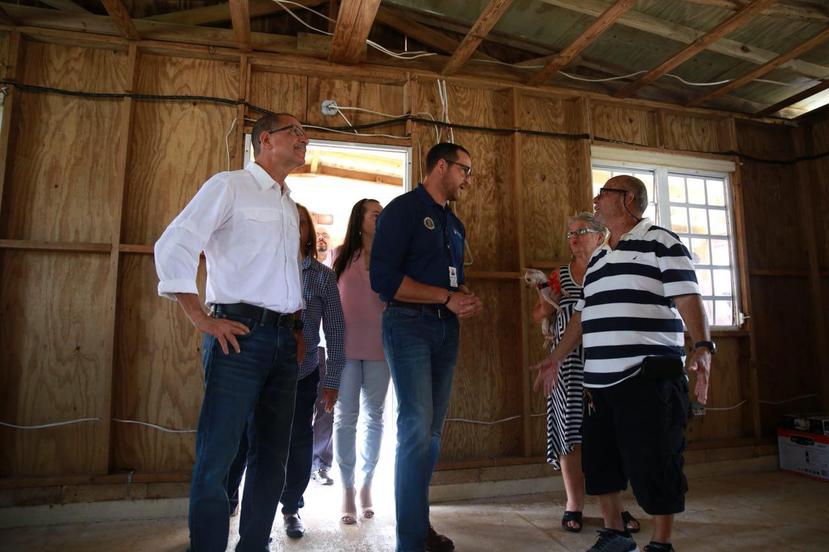 El secretario de Vivienda, Fernando Gil Enseñat, junto al alcalde de Toa Baja, Bernardo "Betito" Márquez, en la residencia rehabilitada. (Suministrada)