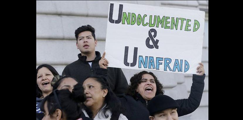 El gobierno de Trump ha amenazado con recortarle el financiamiento federal a las ciudades que, como Chicago, se han declarado “santuarios” para los inmigrantes que temen ser deportados. (AP)