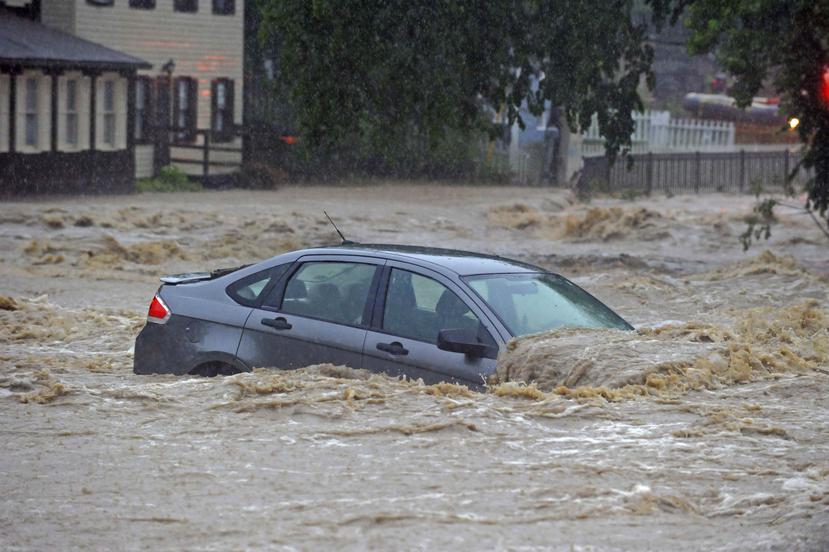 Un automóvil estacionado se inundó en un lugar cerca de Main Street y Ellicott Mills Road cuando una fuerte tormenta provocó inundaciones repentinas en Ellicott City, Maryland. (Kenneth K. Lam / The Baltimore Sun / AP)