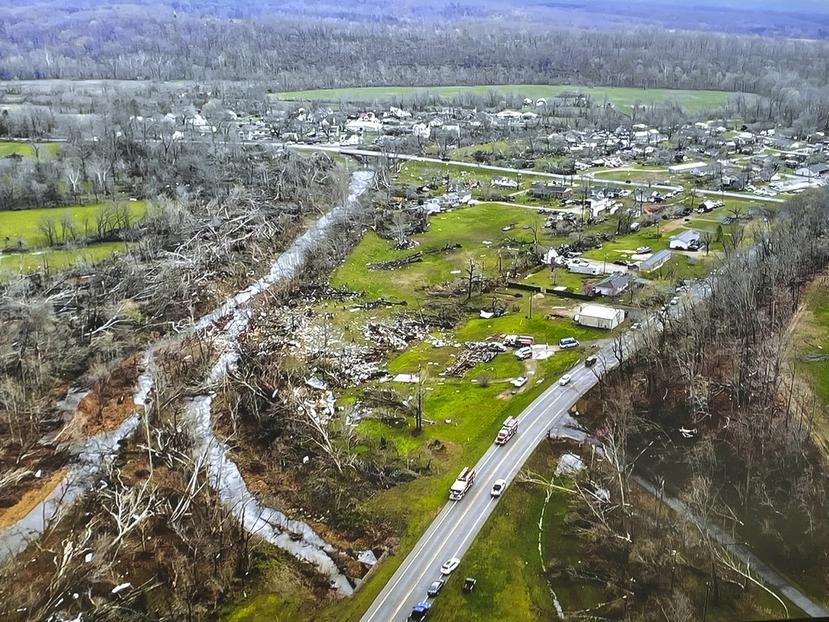Esta fotografía proporcionada por la Patrulla de Caminos de Missouri y tomada con un dron muestra los daños causados por un tornado que azotó el sureste de Missouri el miércoles 5 de abril de 2023.