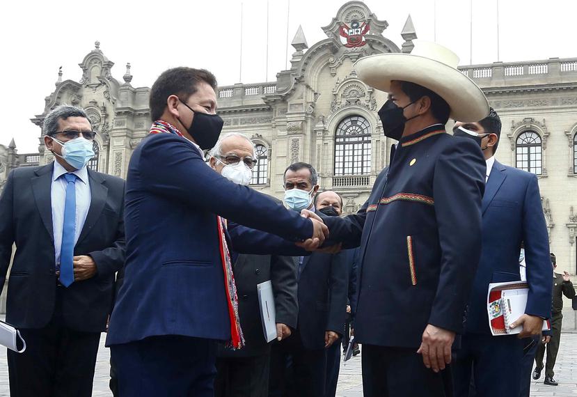 El presidente de Perú, Pedro Castillo, mientras saluda al primer ministro, Guido Bellido, izquierda, en Lima, Perú.