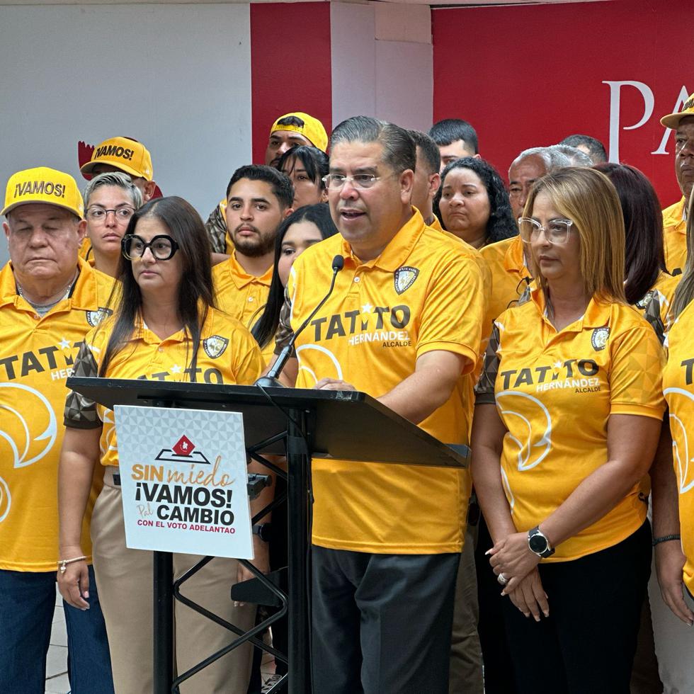 Rafael “Tatito” Hernández (centro) señaló que, si bien la campaña estará delimitada a los vecinos de Dorado, toda la información que compartirán aplica a los residentes de los 78 municipios.