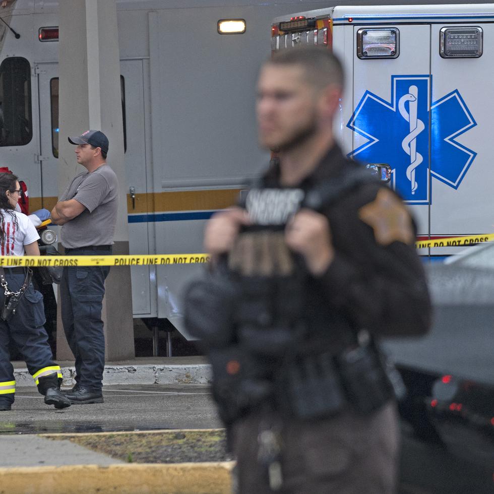 El personal de emergencia se reúne después de un tiroteo mortal en el Greenwood Park Mall, en Greenwood, Indiana.