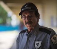 Miguel Ángel Santiago, de 94 años, es guardia de seguridad en la escuela Antonio S. Pedreira, en Puerto Nuevo, San Juan.