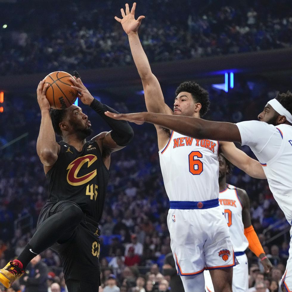 Donovan Mitchell (45) de los Cleveland Cavaliers dispara contra Quentin Grimes (6) y Mitchell Robinson (23) de los New York Knicks durante la primera mitad del Juego 3 en una serie de playoffs de primera ronda de baloncesto de la NBA.