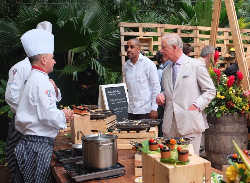 El príncipe Carlos disfrutó de la comida típica de Cuba. (Twitter.com / Clarence House)