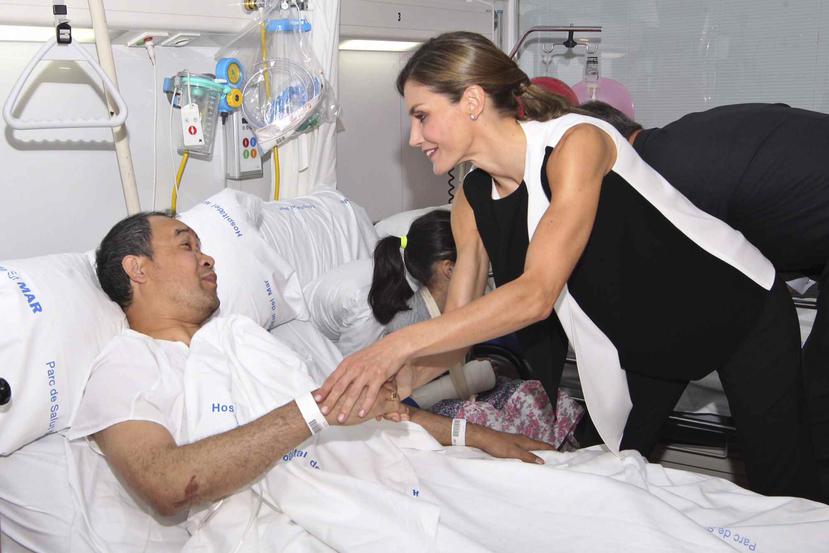 El rey Felipe VI y la reina Letizia visitan a los pacientes y hablan con el personal médico en el Hospital del Mar. (AP)