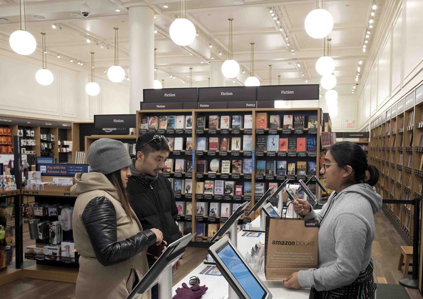 Clientes compran libros en una tienda de Amazon Books, el lunes 20 de noviembre de 2017, en Nueva York. (AP)