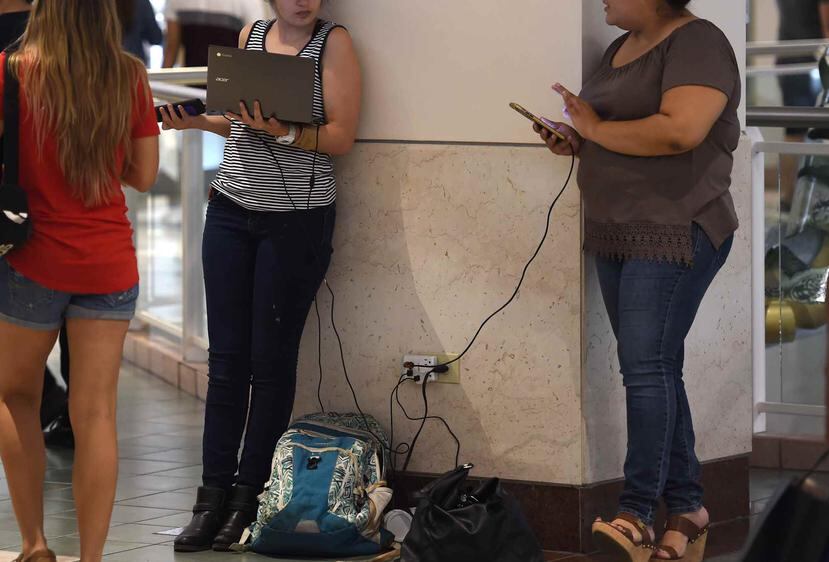 Tras el paso del huracán Irma, muchos consumidores acudieron a Plaza Las Américas a recargar sus teléfonos y pasar el rato.