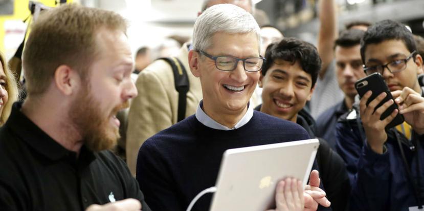 El CEO de Apple, Tim Cook, sonríe mientras ve una demostración en el nuevo iPad en un evento educativo de Apple en Chicago. (AP/Charles Rex Arbogast).
