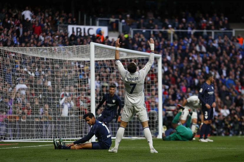 Cristiano Ronaldo terminó el encuentro en Málaga con una molestia en un pie, aunque el timonel señaló que debería estar disponible. (AP)