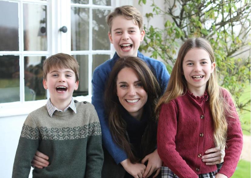 Kate Middleton, la princesa de Gales, junto a sus hijos Louis, George y Charlotte.