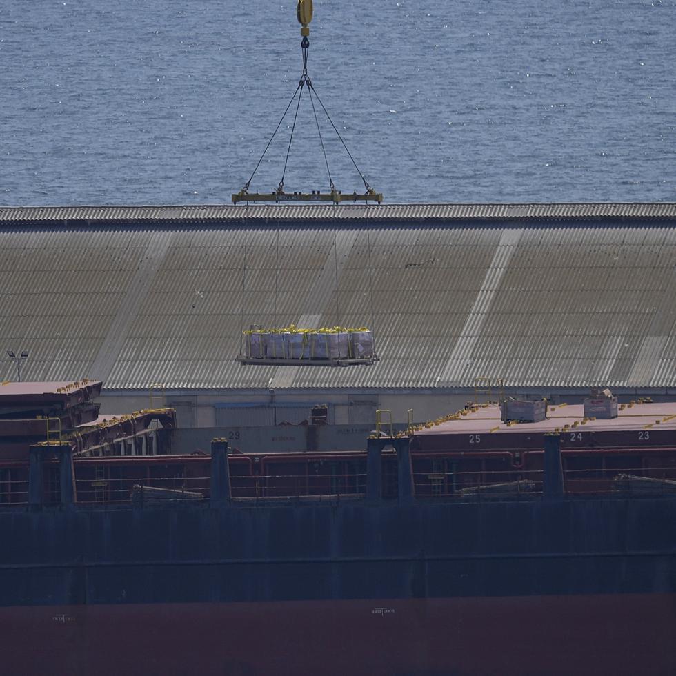 Una grúa carga ayuda alimentaria para Gaza en el portacontenedores Sagamore amarrado en Larnaca, Chipre, en el primer envío para la plataforma recién construida, según anunció el ministro de Exteriores del país mediterráneo.