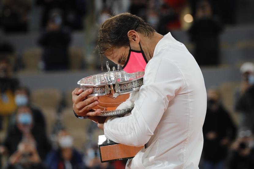El español Rafael Nadal sostiene el trofeo mientras celebra su victoria en la final del Abierto de Francia contra el serbio Novak Djokovic.