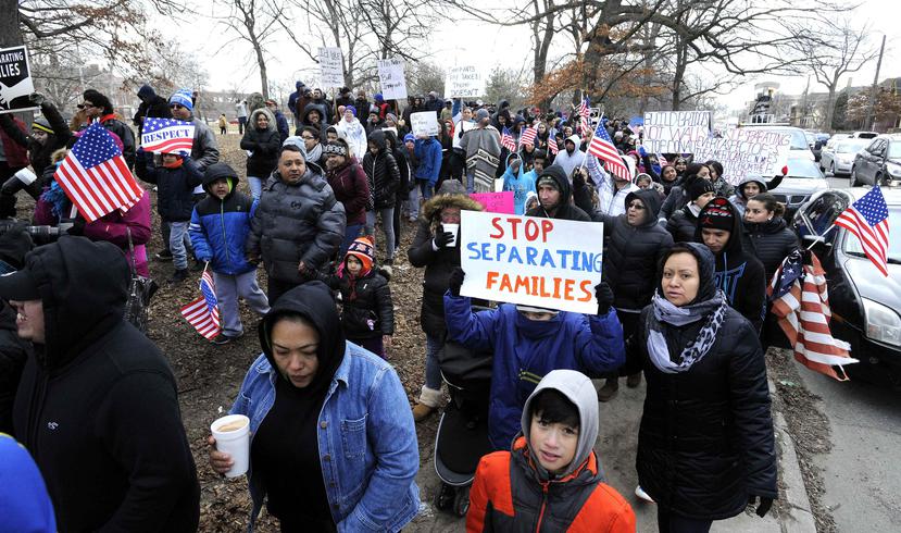 Ciudadanos marchan por la calle Clark, en el suroeste de Detroit, como parte de las actividades del "Día sin inmigrantes". (AP)