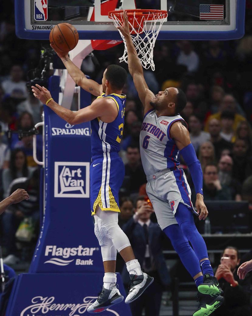Stephen Curry, de los Warriors de Golden State, se eleva para anotar dos de sus 27 puntos en el retorno a cancha luego de perder 11 partidos por lesión. (AP / Carlos Osorio)