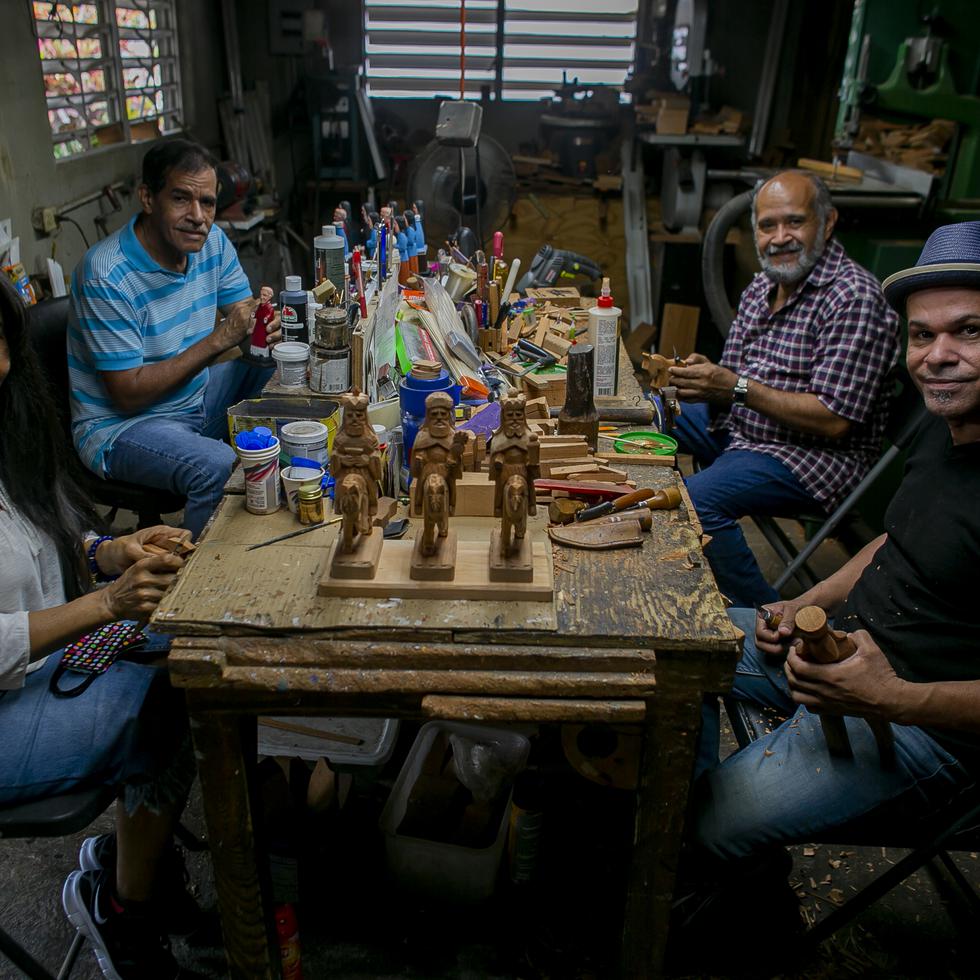 La familia Orta Rivera lleva varias generaciones tallando reyes magos y santos.