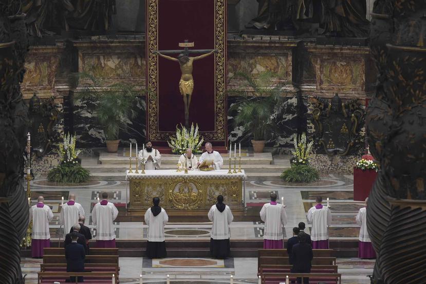 El papa Francisco preside una ceremonia solemne de vigilia de Pascua en la Basílica de San Pedro. (AP)