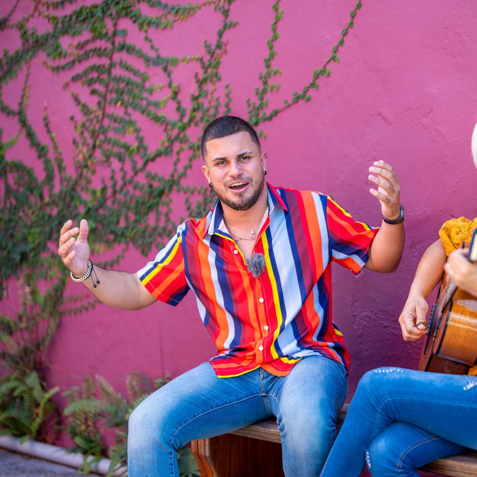Rafael Romero, a la izquierda, joven trovador e improvisador de 26 años, al que le dicen el Gallo de Raza por su elocuencia. Su madre, a la derecha, lo acompaña en la guitarra.