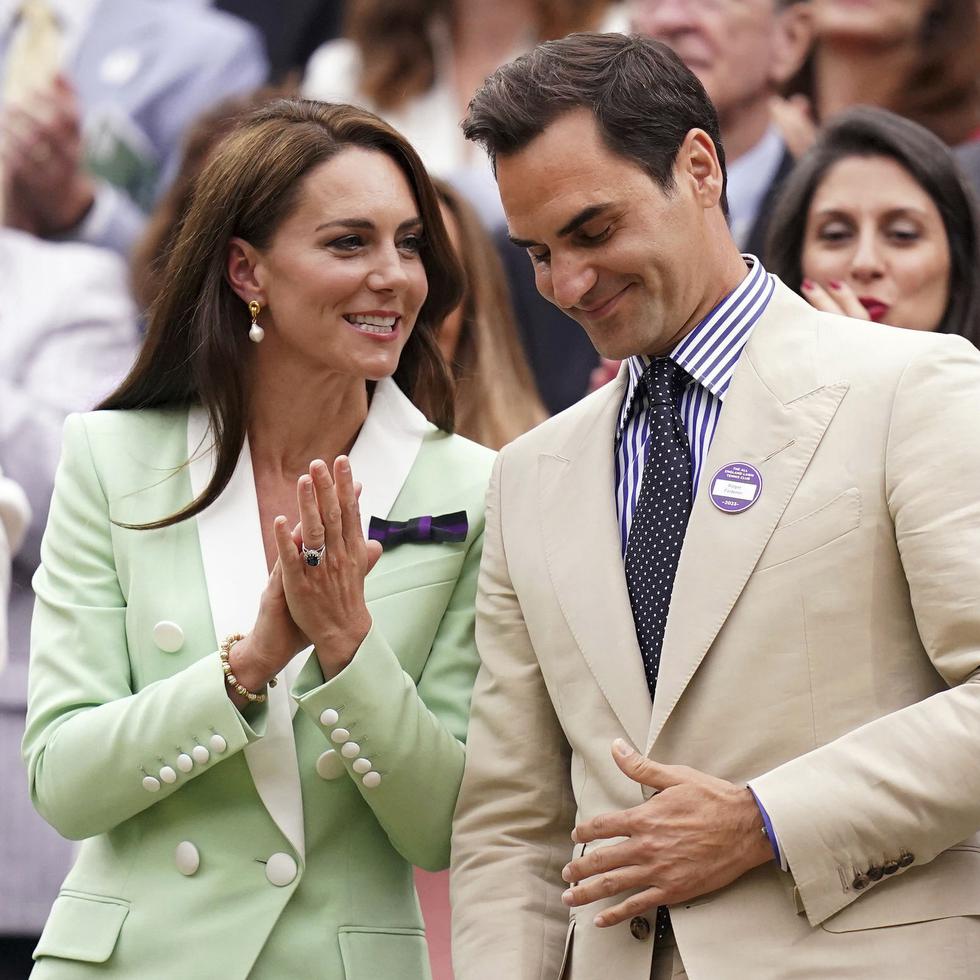 La princesa de Gales intercambia unas palabras con el campeón mundial de tenis, Roger Federer.
