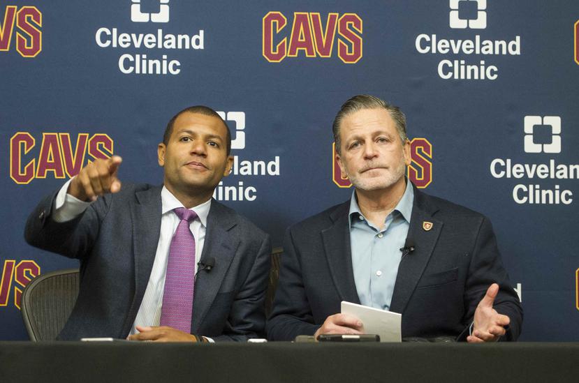 Dan Gilbert, dueño de los Cavaliers de Cleveland, durante la conferencia de prensa en la que presentó al nuevo gerente general del equipo, Koby Altman, a la izquierda. (AP / Phil Long)