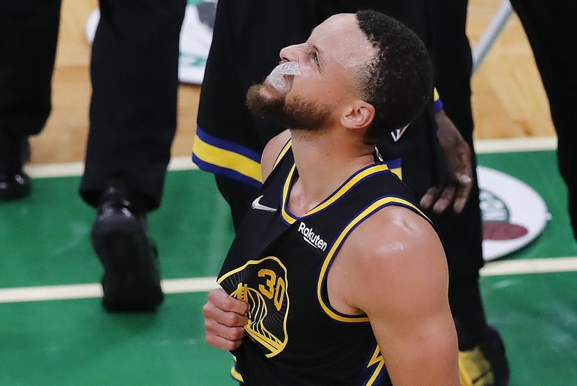 Stephen Curry anotó 31 puntos en el tercer juego de la final contra Boston.