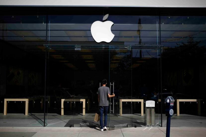 La empresa -con sede en Cupertino, California- vendió más de 214 millones de iPhones en los últimos 12 meses. (Bloomberg)