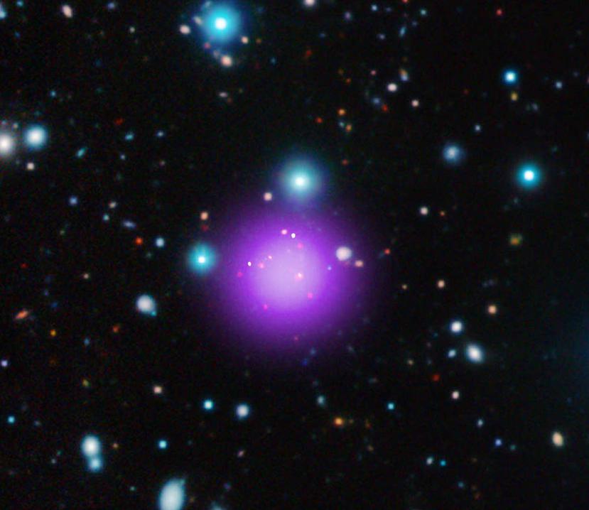 El núcleo de la "CL J1001" contiene 11 galaxias enormes. (Imagen tomada de la NASA)