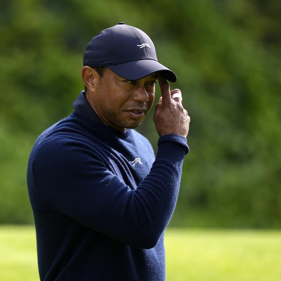 Tiger Woods espera para poder realizar un tiro con el putt en el hoyo seis durante la segunda ronda del torneo de golf Genesis Invitational en el Riviera Country Club.