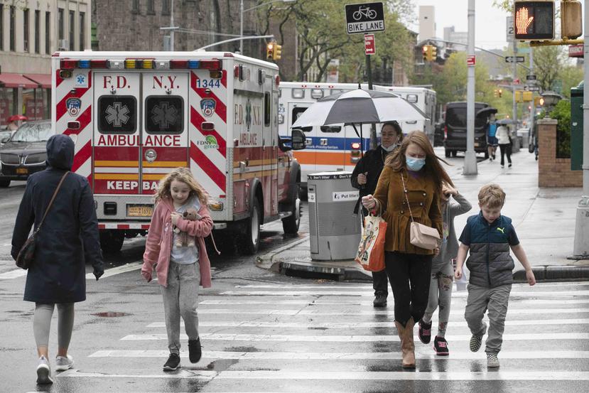 La escena frente al NewYork–Presbyterian Brooklyn Methodist Hospital en la ciudad de Nueva York, el 6 de mayo del 2020. (AP)