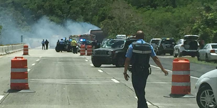 La Policía cerró la vía en dirección de Cayey a Caguas. (Imagen tomada de Twitter)