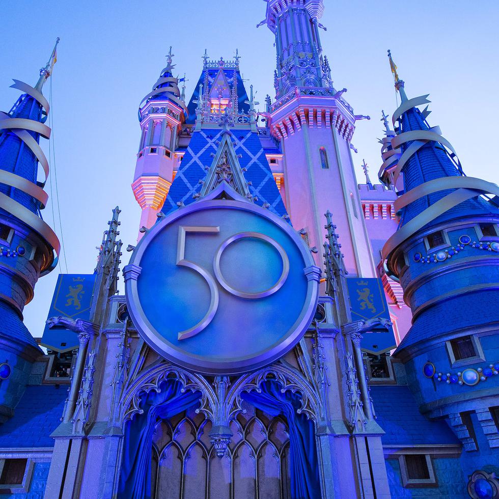 El Castillo de Cenicienta está decorado con un escudo que conmemora el 50 aniversario de Walt Disney World Resort.
