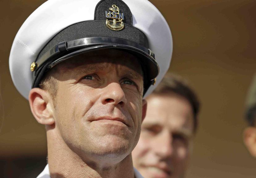 El jefe de operaciones especiales de la Marina, Edward Gallagher, saliendo de un tribunal militar en la Base Naval de San Diego. (AP/Gregory Bull)