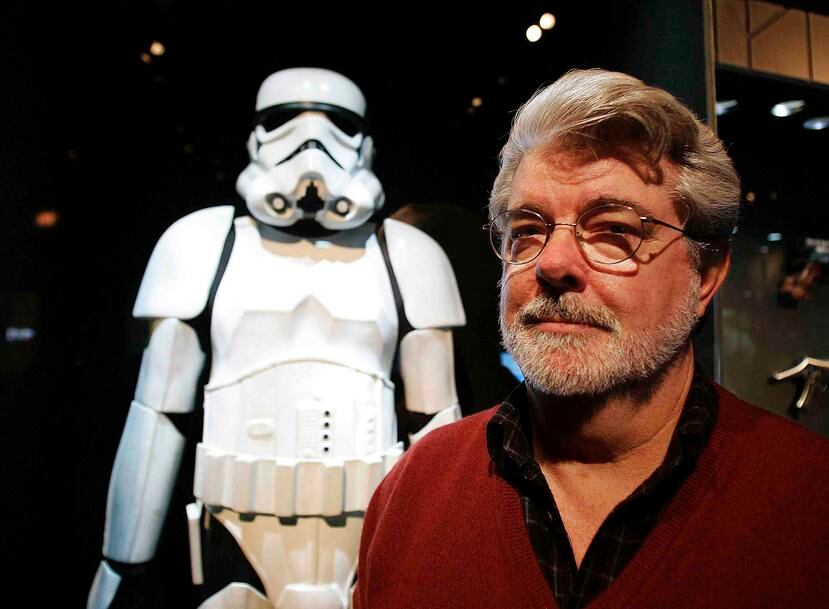 George Lucas posa frente a un Stormtrooper. (AP)